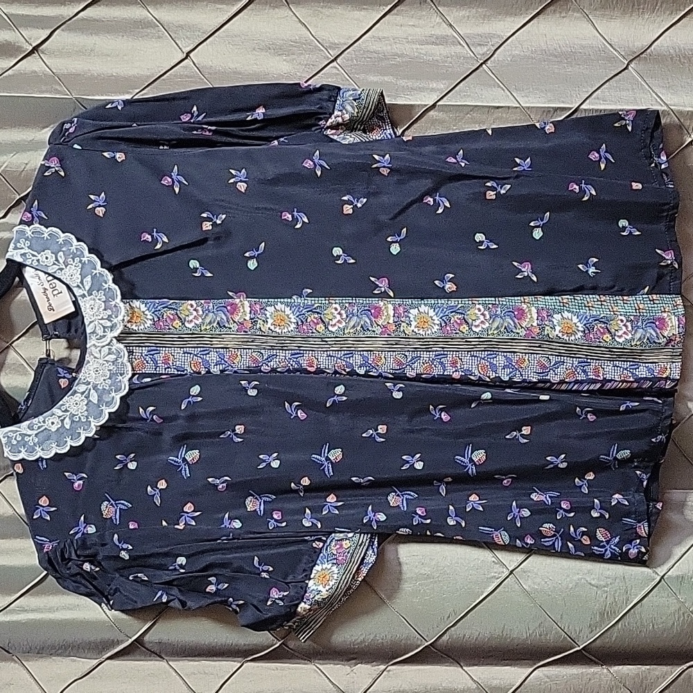 EUC- GORGEOUS Vintage Lace Collar Patterned Placket Front Blouse